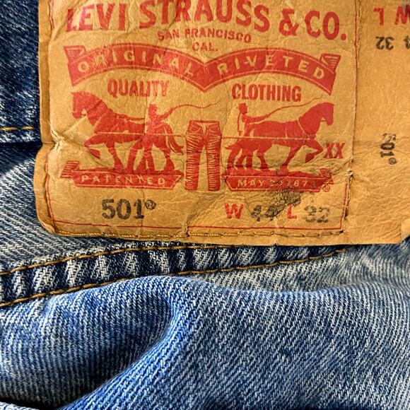 Levi's 501 Original Fit 100% Cotton Non-Stretch Button Fly Stone Wash 44" x 32" - Picture 2 of 5